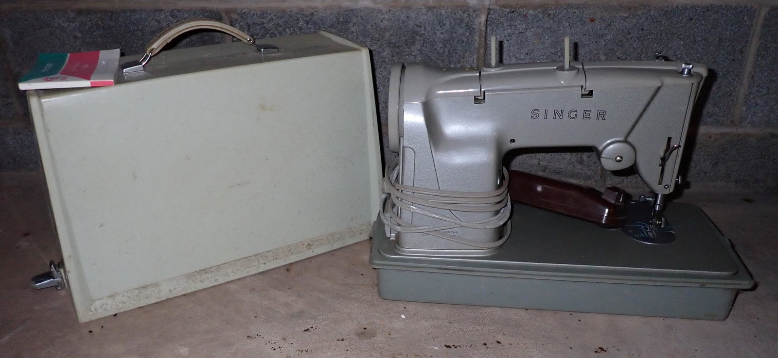 Vintage Singer Sewing Machine: Sewing machine