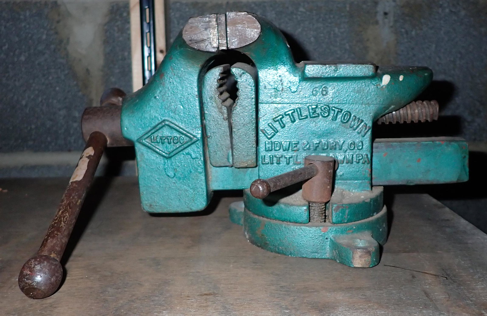 Littlestown No. 25 Swivel Vise (1 of 3)