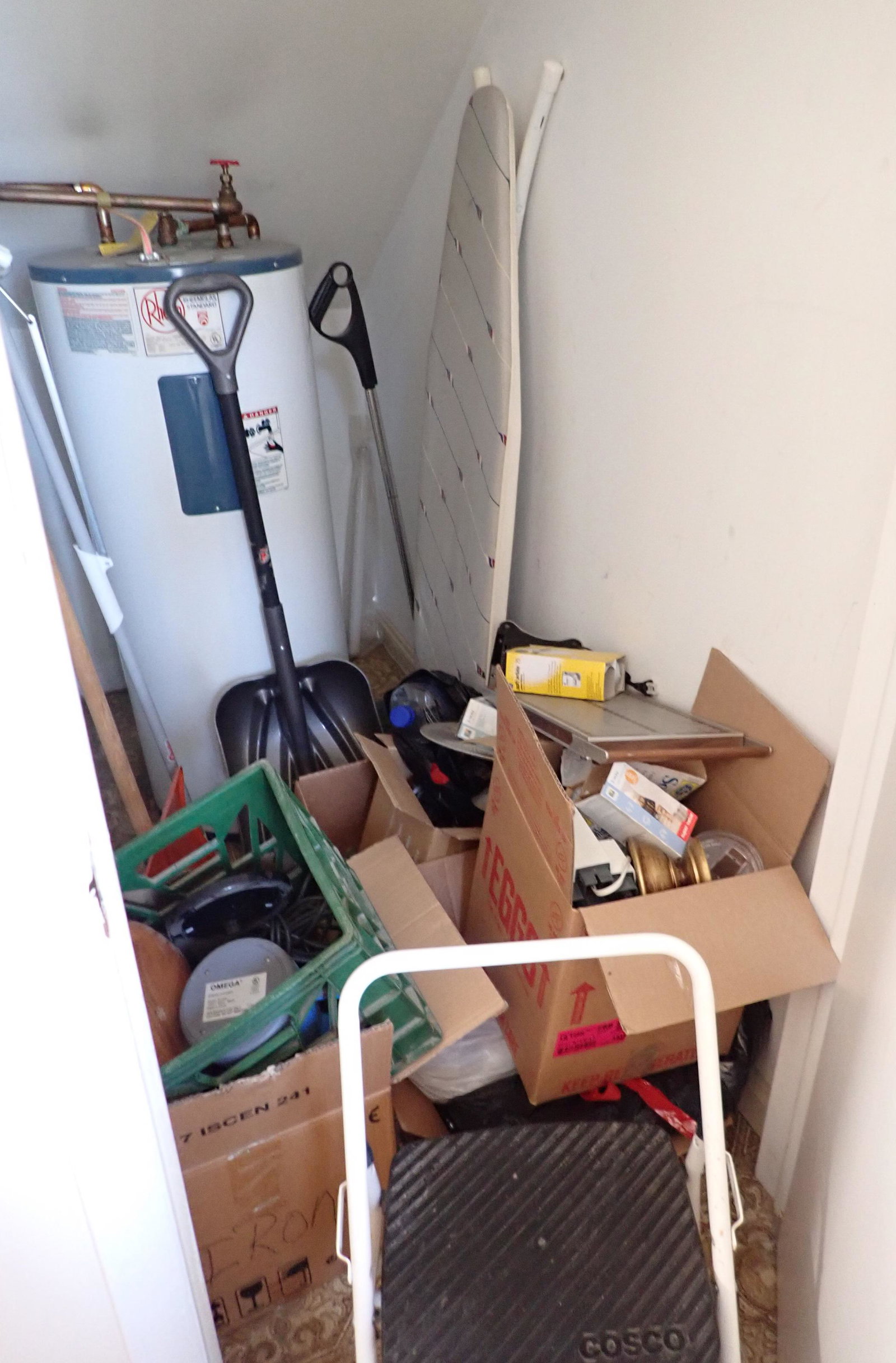 Fantom Vacuum Kitchenware Misc Closet Contents (1 of 9)