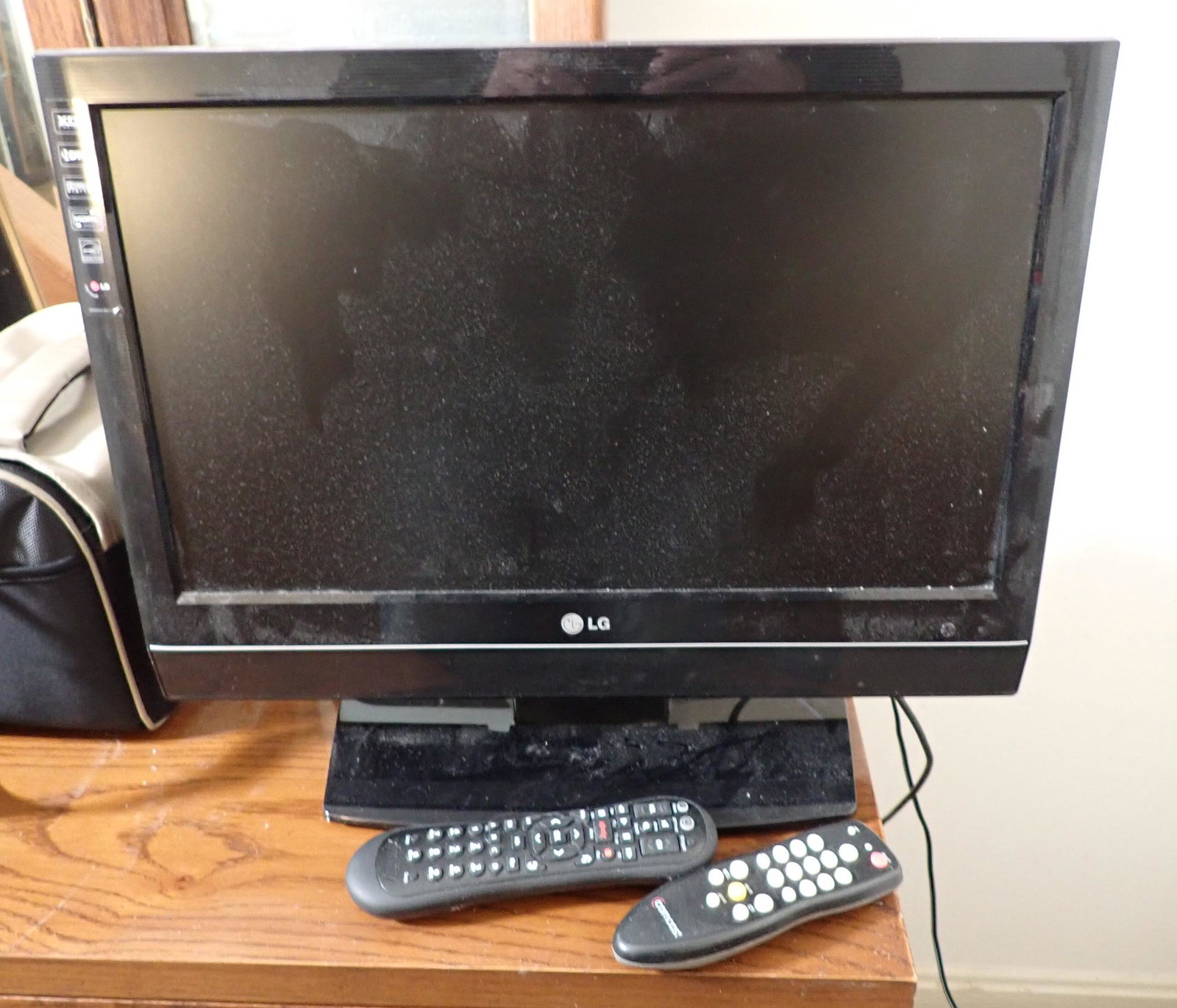20" LG Flat Screen TV & Sony Radio (1 of 3)