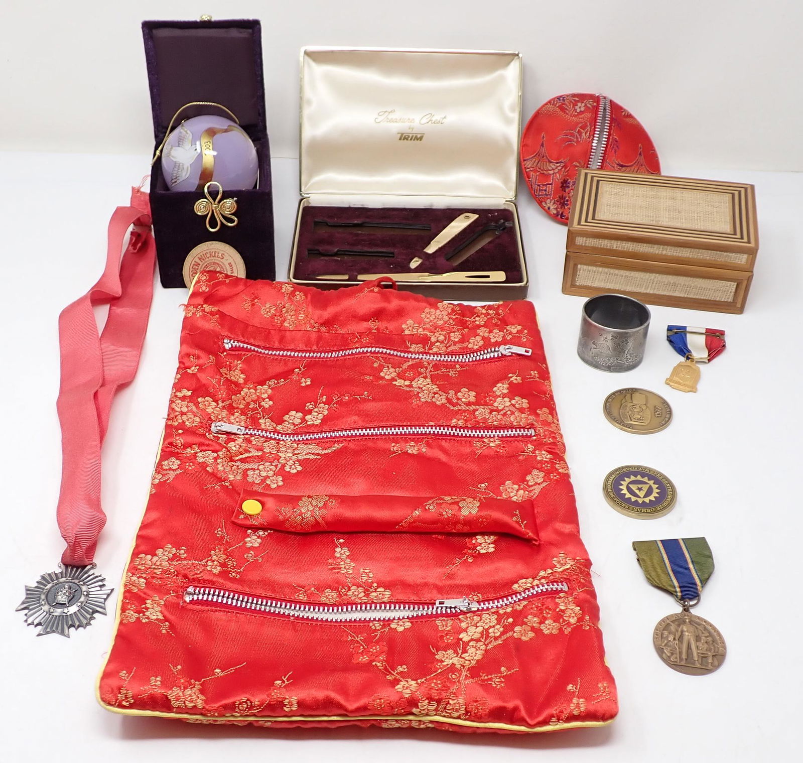 Medals Victoria Diamond Jubilee Napkin Holder: Getting all pictured