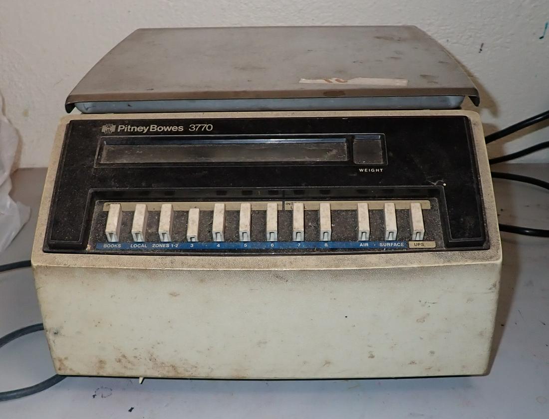 Vintage Pitney Bowes 3770 Postal Scale (1 of 2)