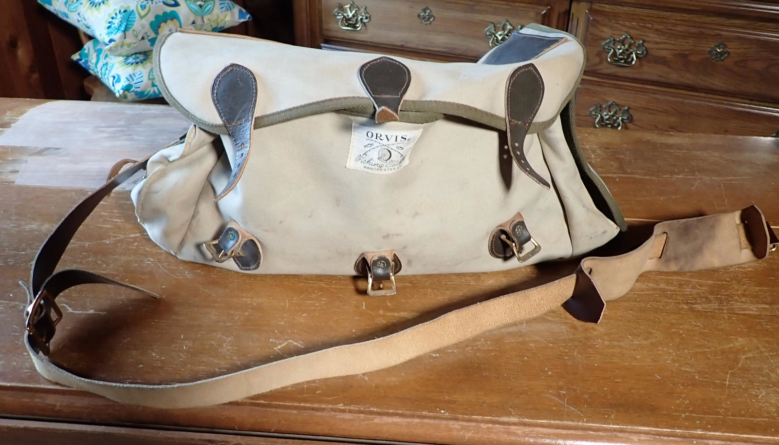 Orvis Fishing Creel & Contents (1 of 4)