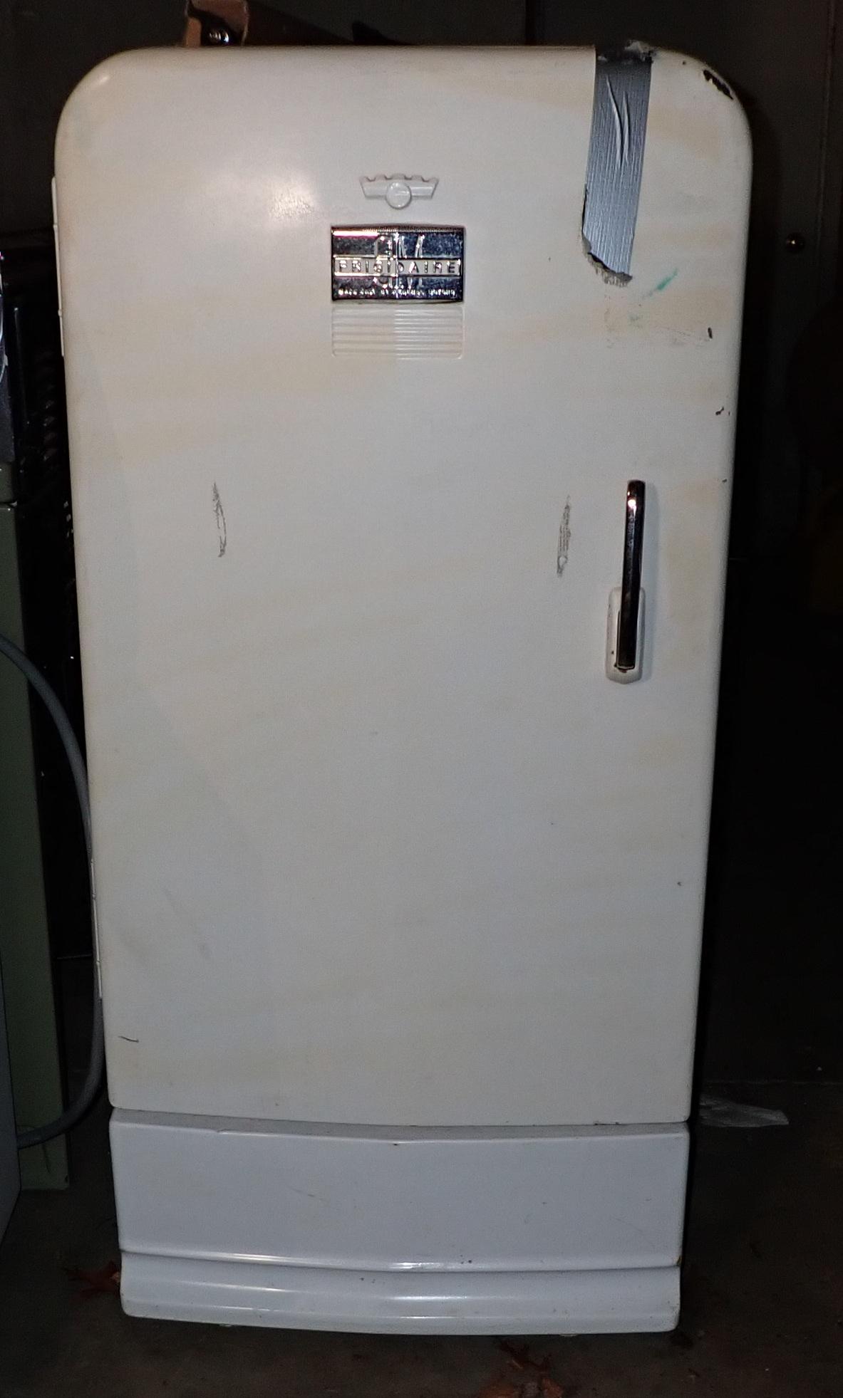 Vintage GM Frigidaire Refrigerator (1 of 4)