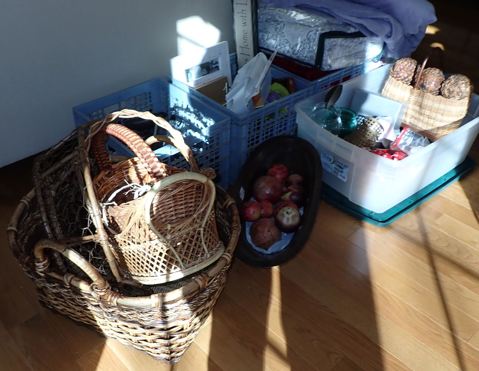 Blankets Towels Baskets & Misc (1 of 9)