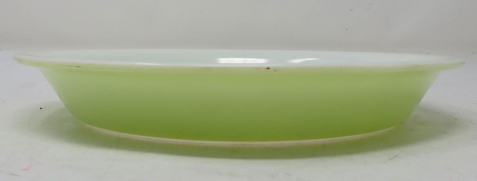 Pyrex 909 Lime Green Pie Plate: Approx 9 1/2" in diameter