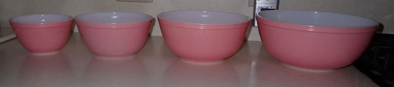 Set of 4 Pink Pyrex Mixing Bowls (1 of 1)