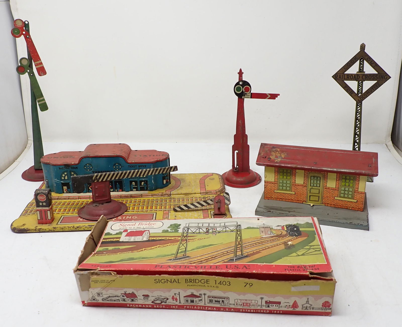 Train Stations Crossing Signs incl Plasticville (1 of 7)