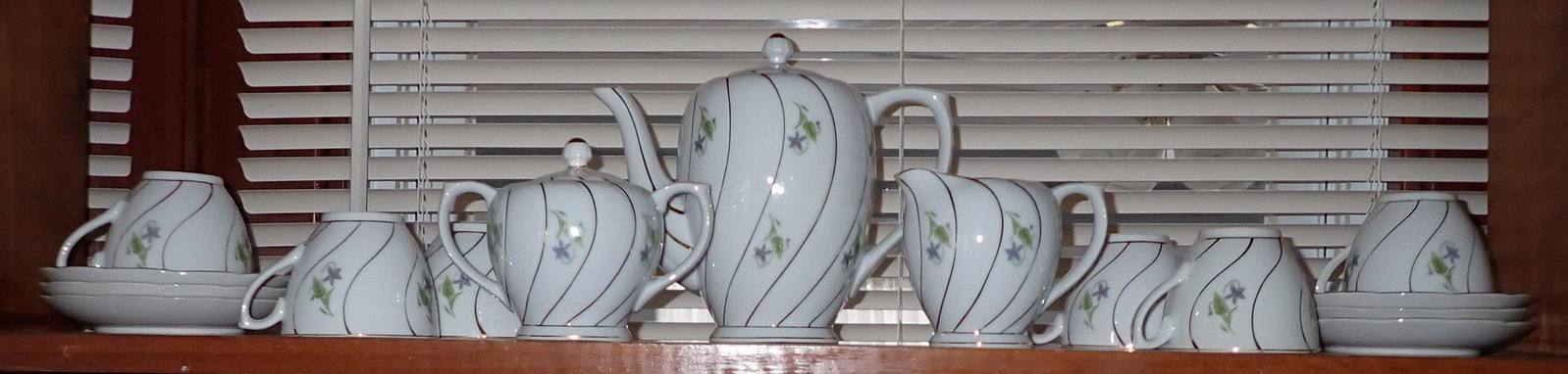 China Tea Set: NO SHIPPING !