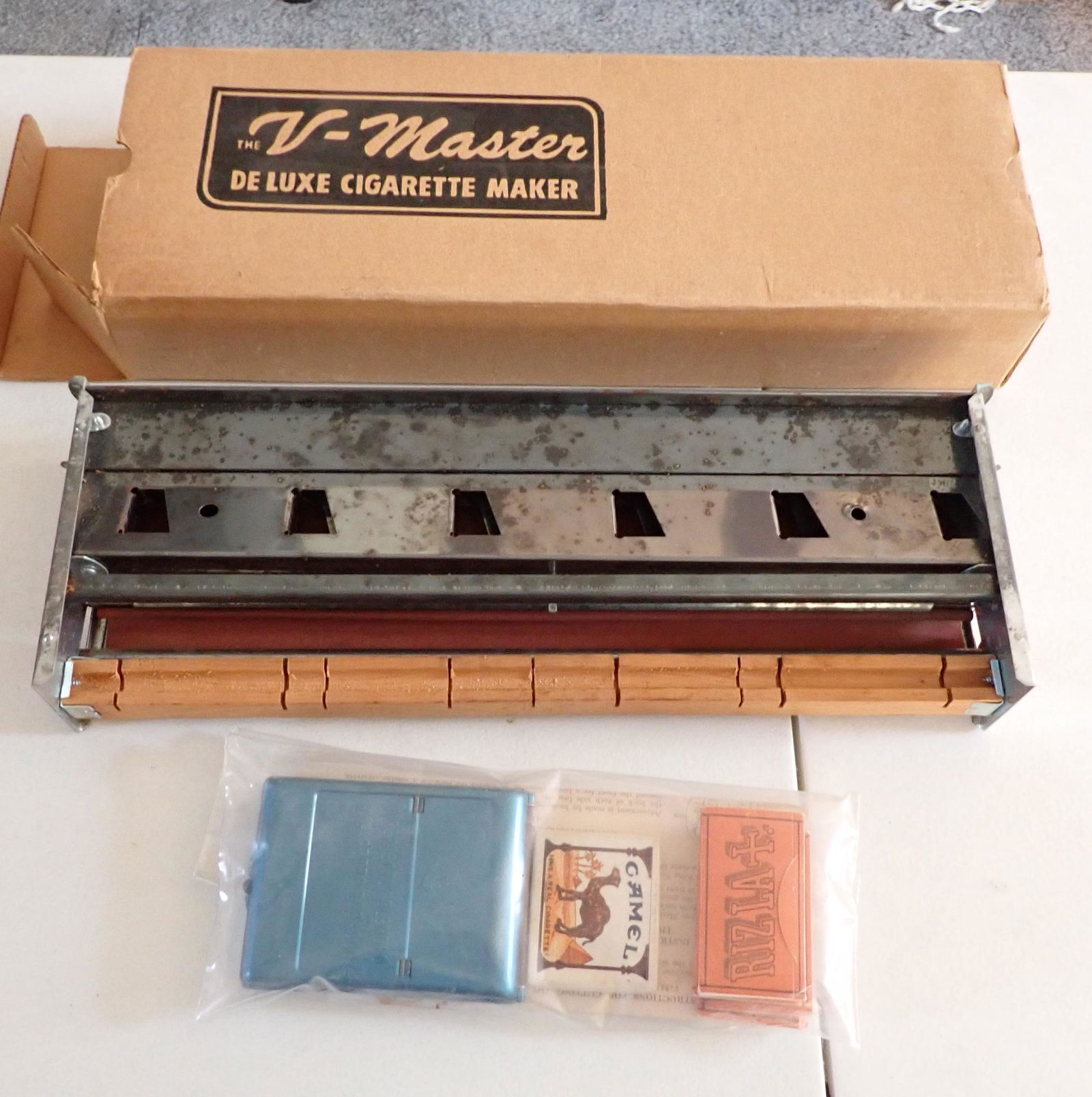 V Master Cigarette Maker Rolling Papers & Misc (1 of 5)