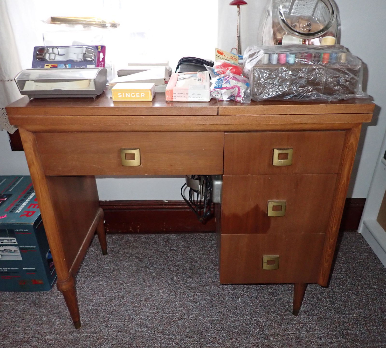 Vintage Vigetti Sewing Machine & Accessories (1 of 10)