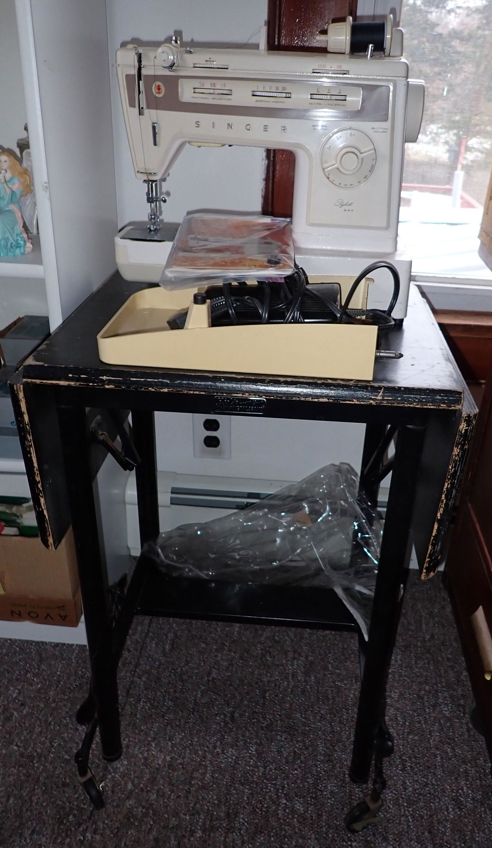 Vintage Singer Sewing Machine w/ Stand (1 of 4)