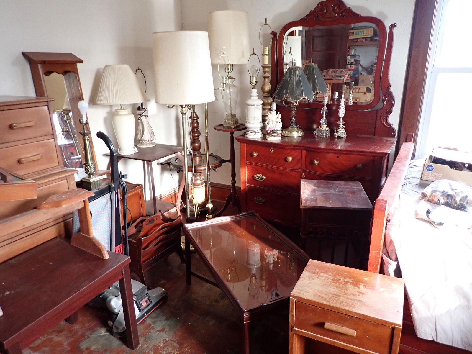 Bedroom Set & Partial Room Contents (1 of 18)