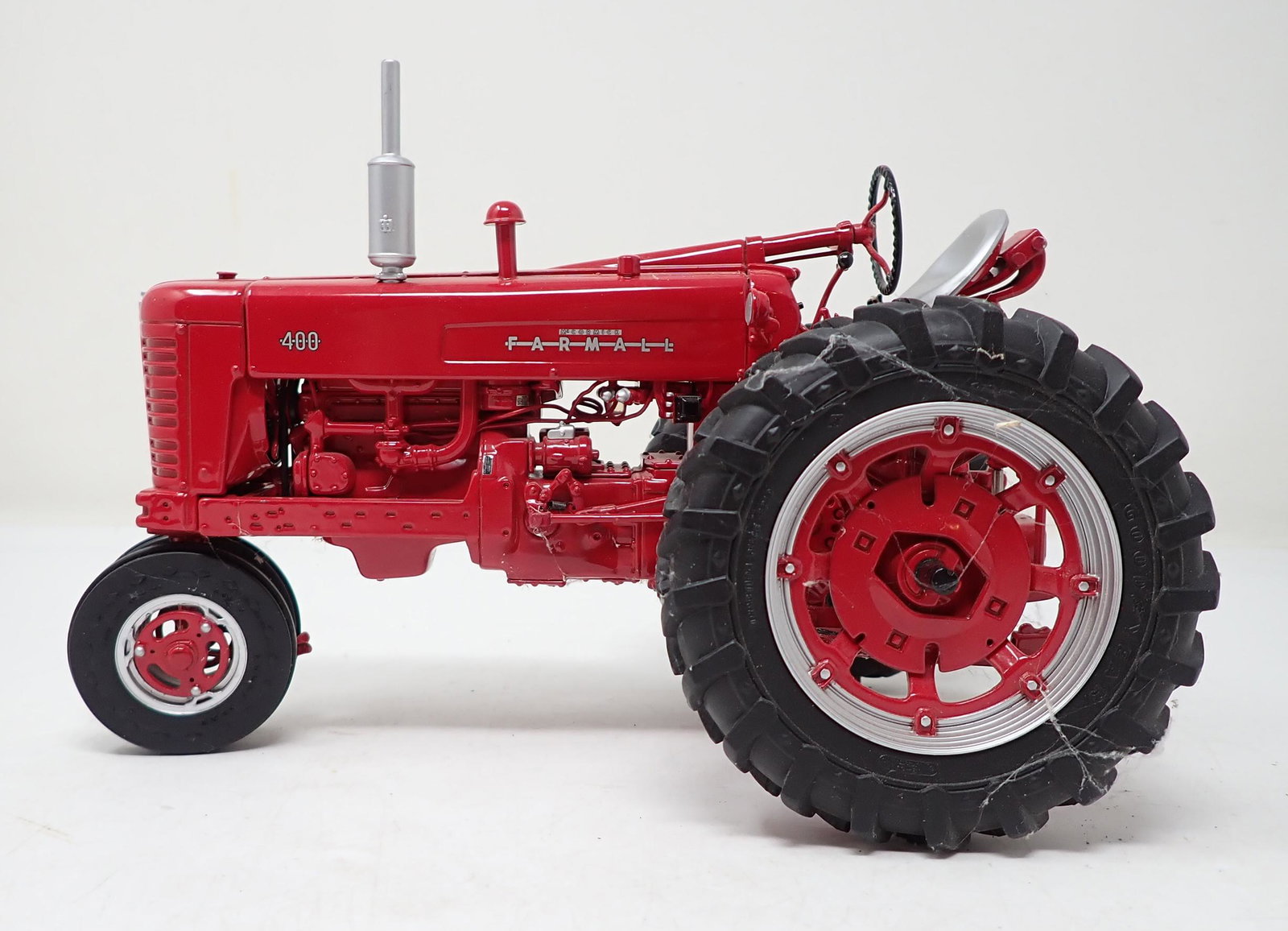 Ertl Farmall McCormick 400 Diecast Tractor (1 of 3)