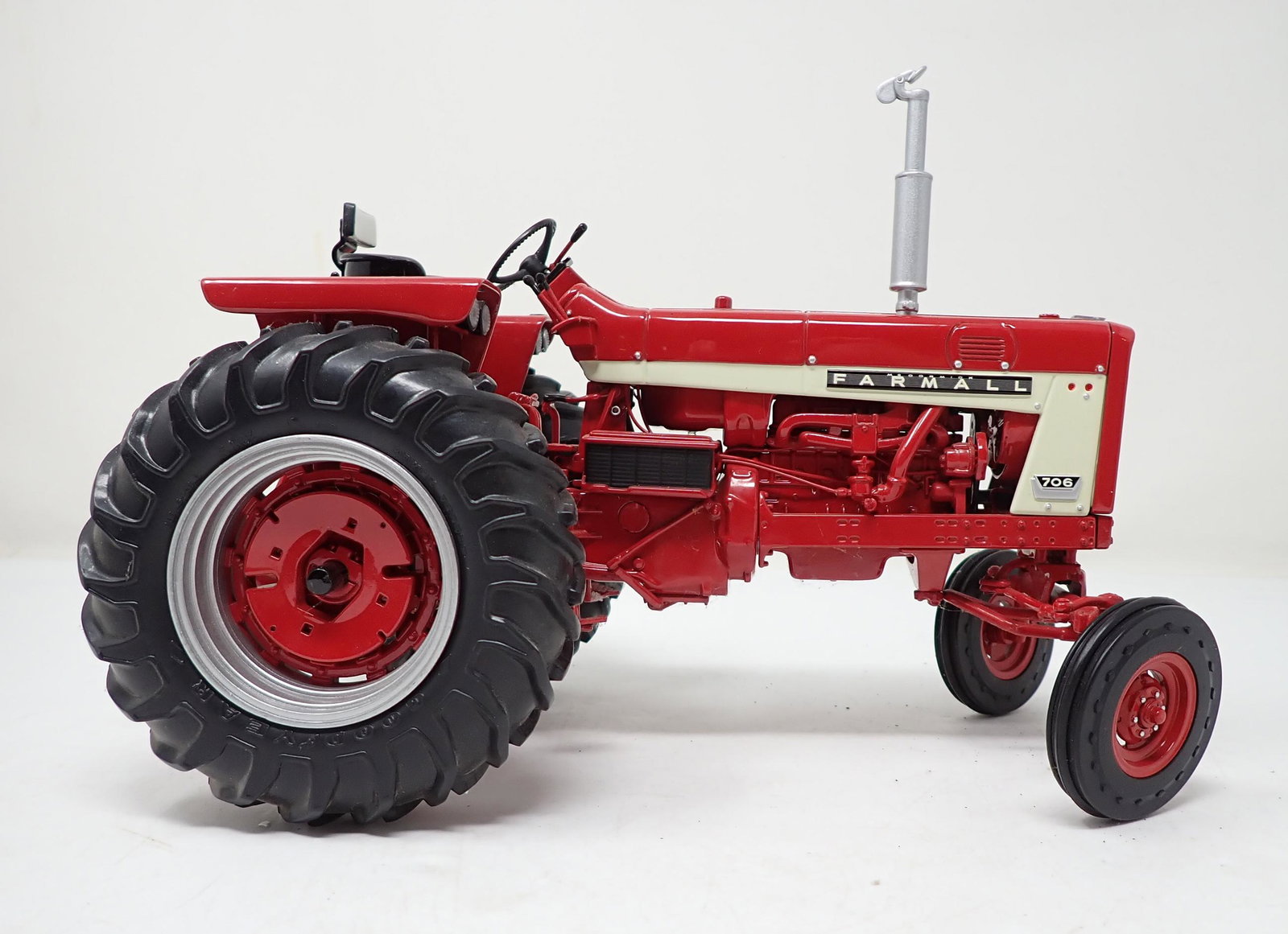 Ertl McCormick Farmall 706 Diecast Tractor (1 of 4)