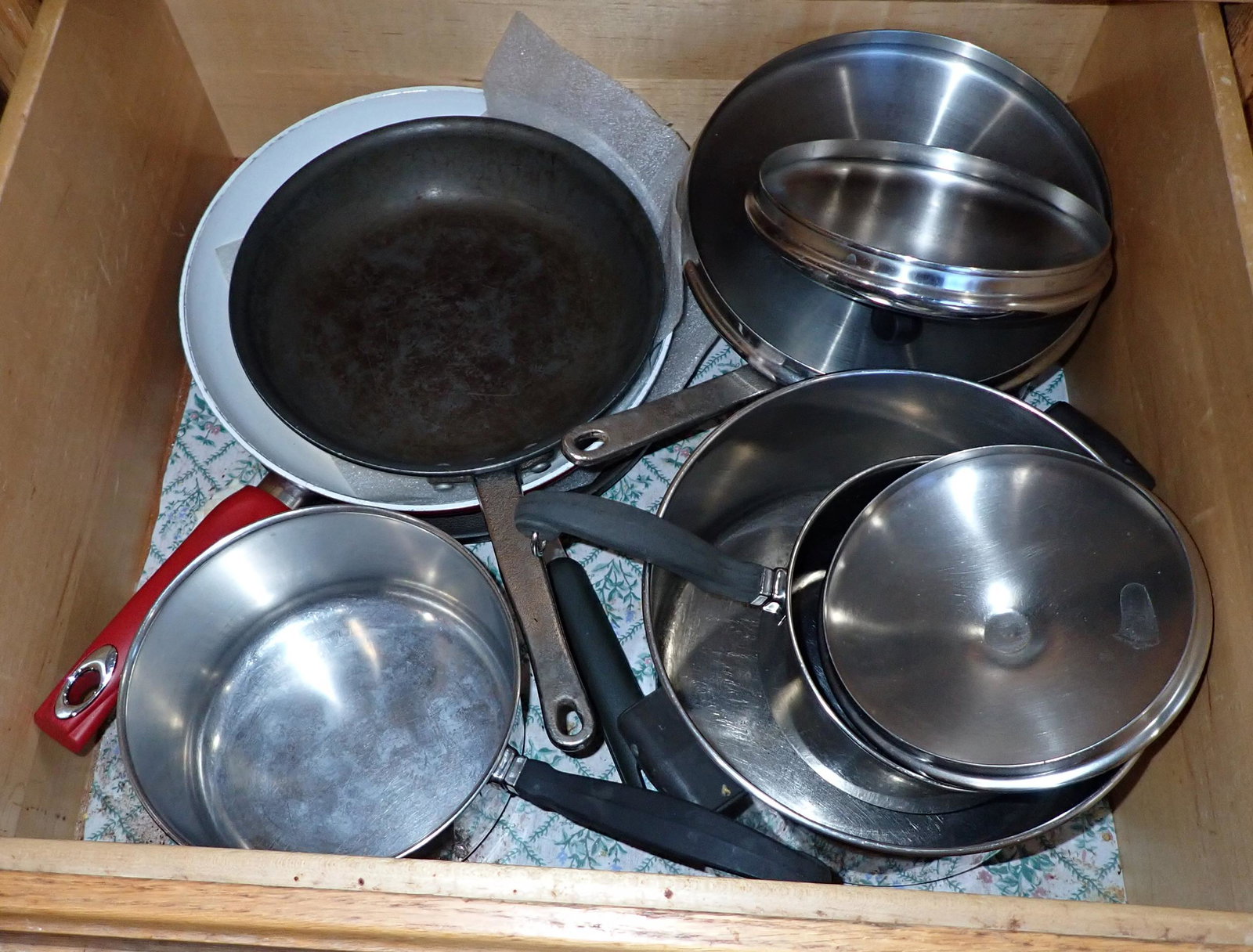 Center Island Contents Pots Pans Kitchenware (1 of 7)