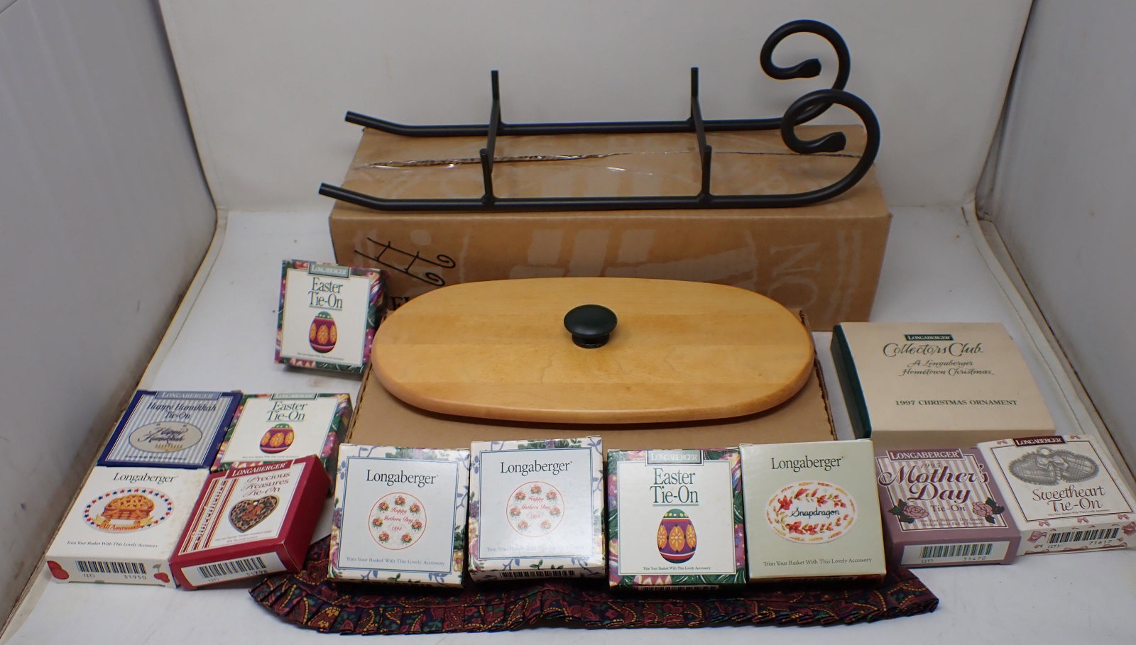 Longaberger Sleigh Runner Ties Ons Lid: Also includes ornament