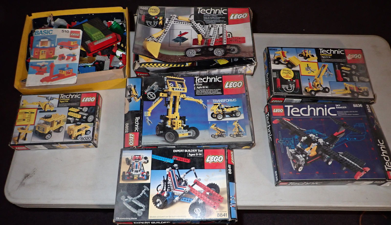 Vintage Legos: 2 boxes on far right are empty. Getting all pictured and we do not guarantee they are complete.