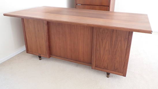 Lehigh Leopold Litton Furniture Desk: Executive Desk is apprx 36" x 72" x 29" tall. No shipping !