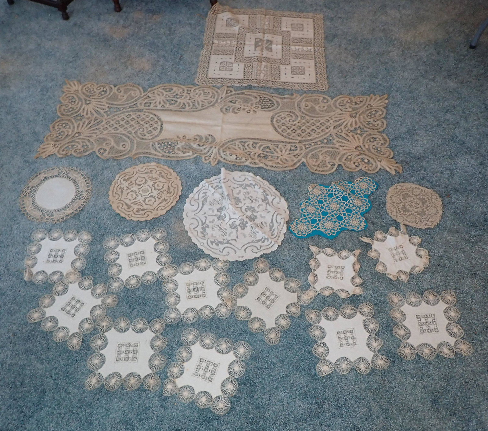 Antique Doilies Fine Laced: Some are very fine laced.