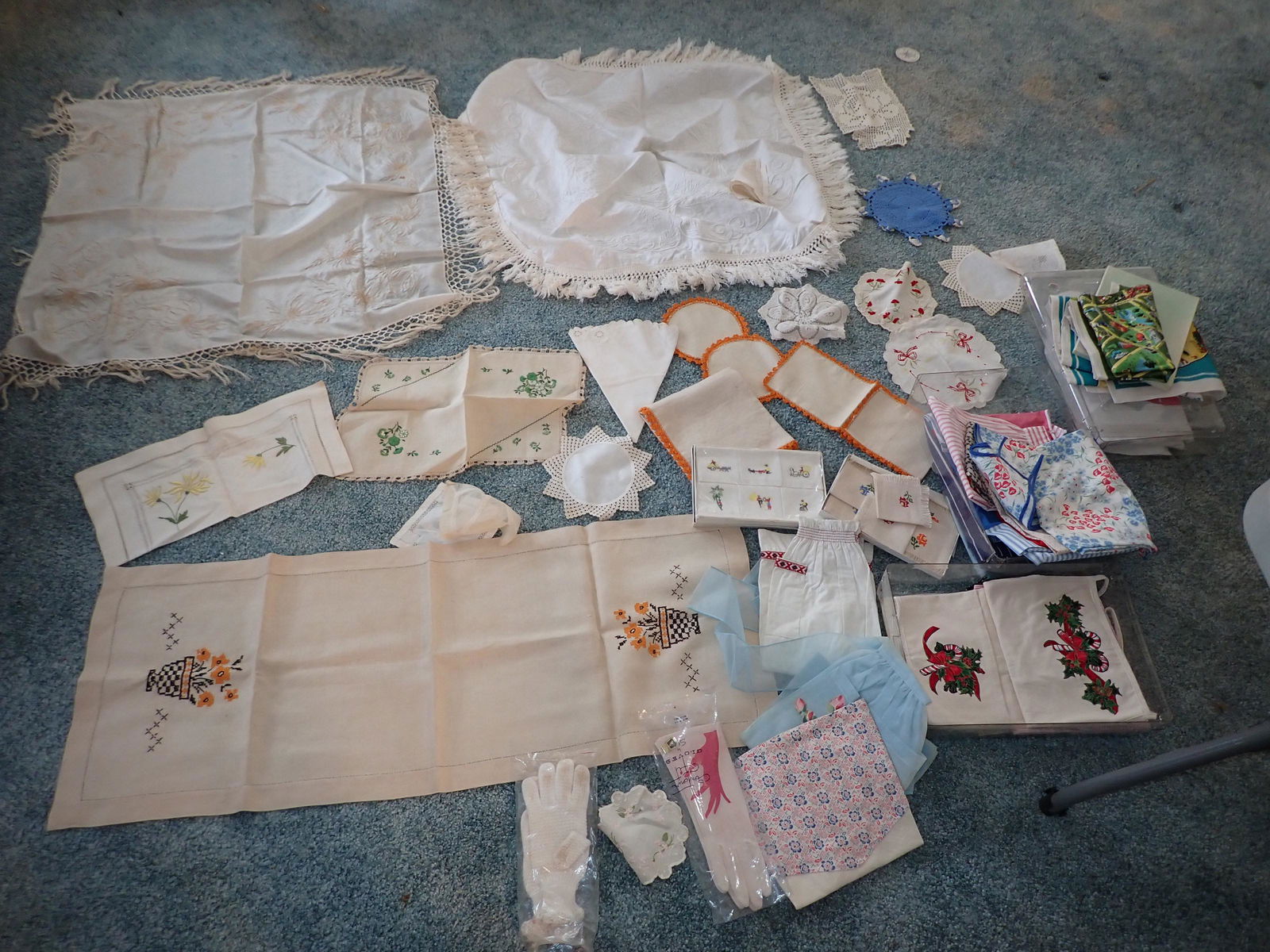 Tablecloths Doilies Vintage Aprons (1 of 9)