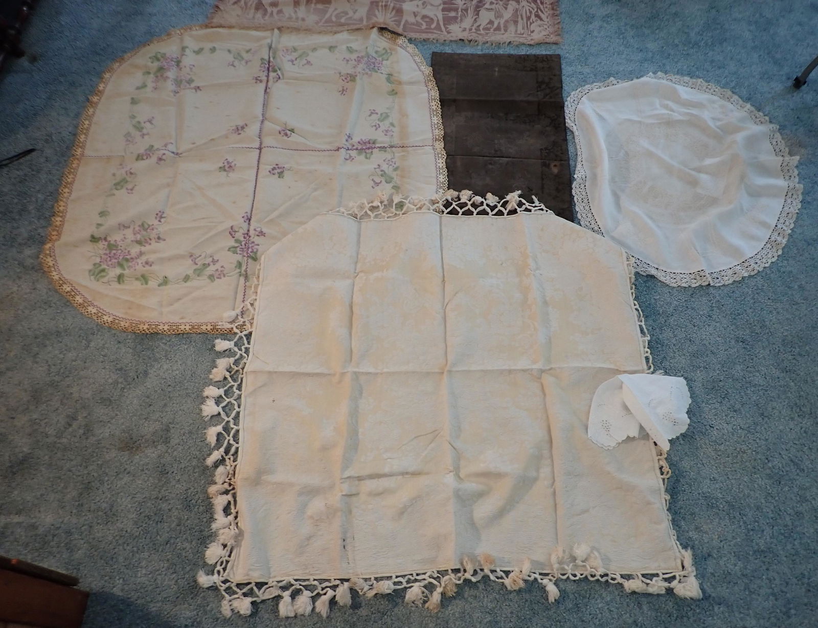 Tablecloths Runners & Misc (1 of 7)