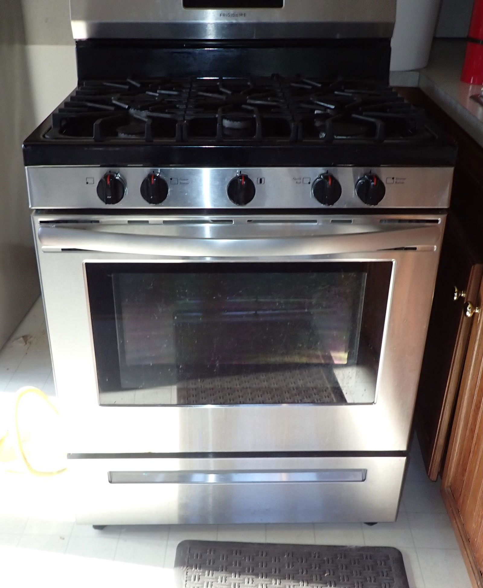 Frigidaire Gas Range (1 of 5)
