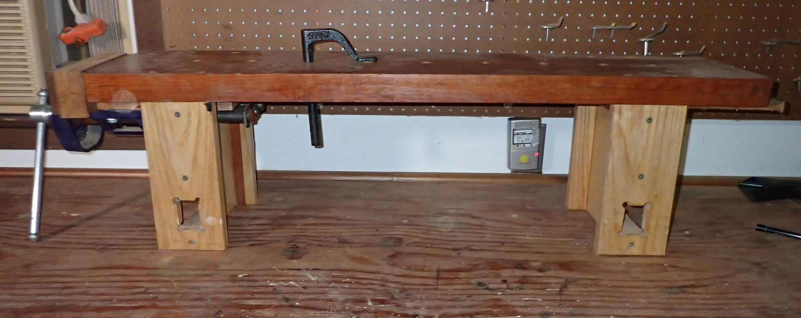 Carpenters Bench w/ Vise (1 of 6)