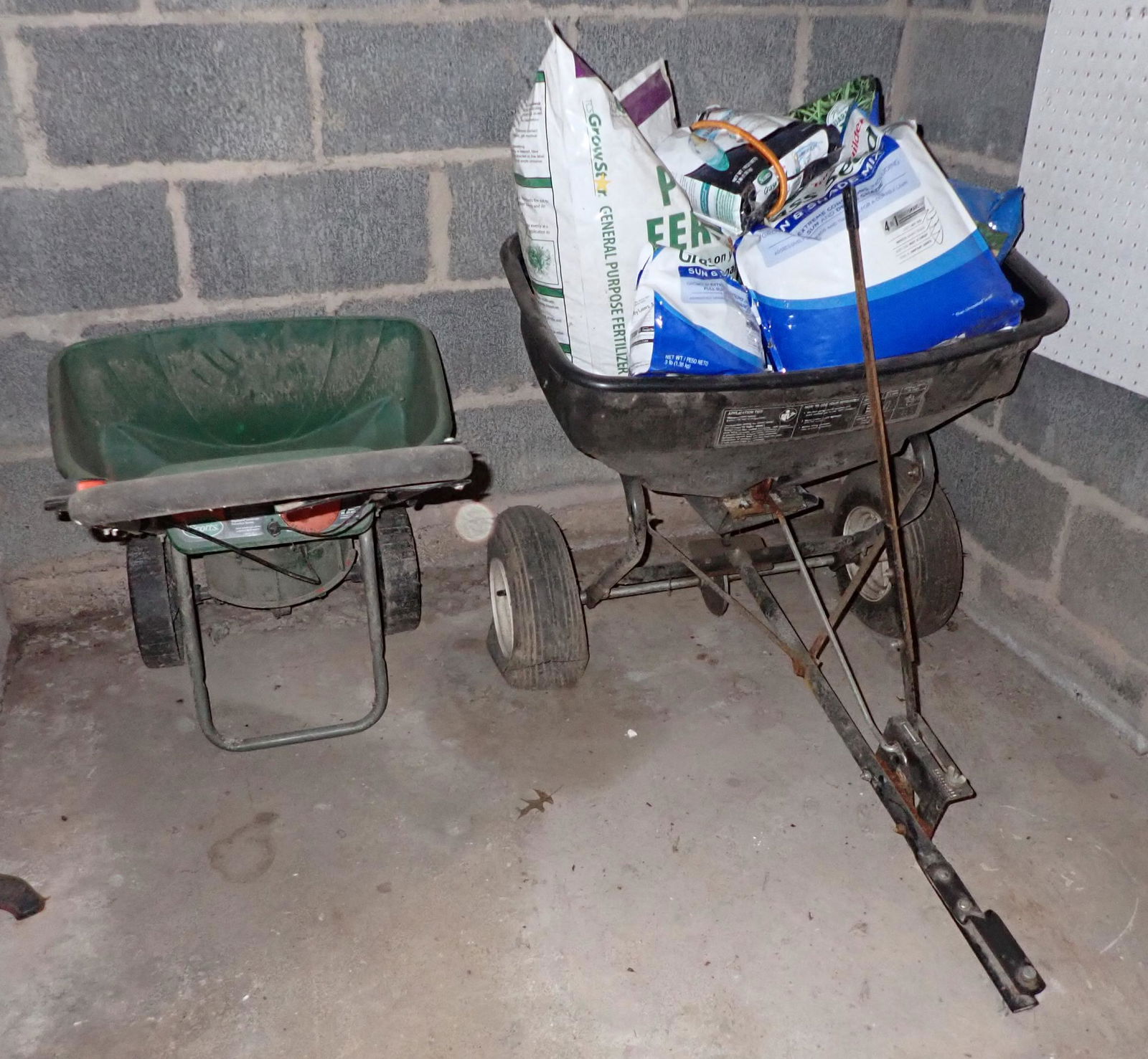 Pull Behind & Push Spreaders (1 of 2)