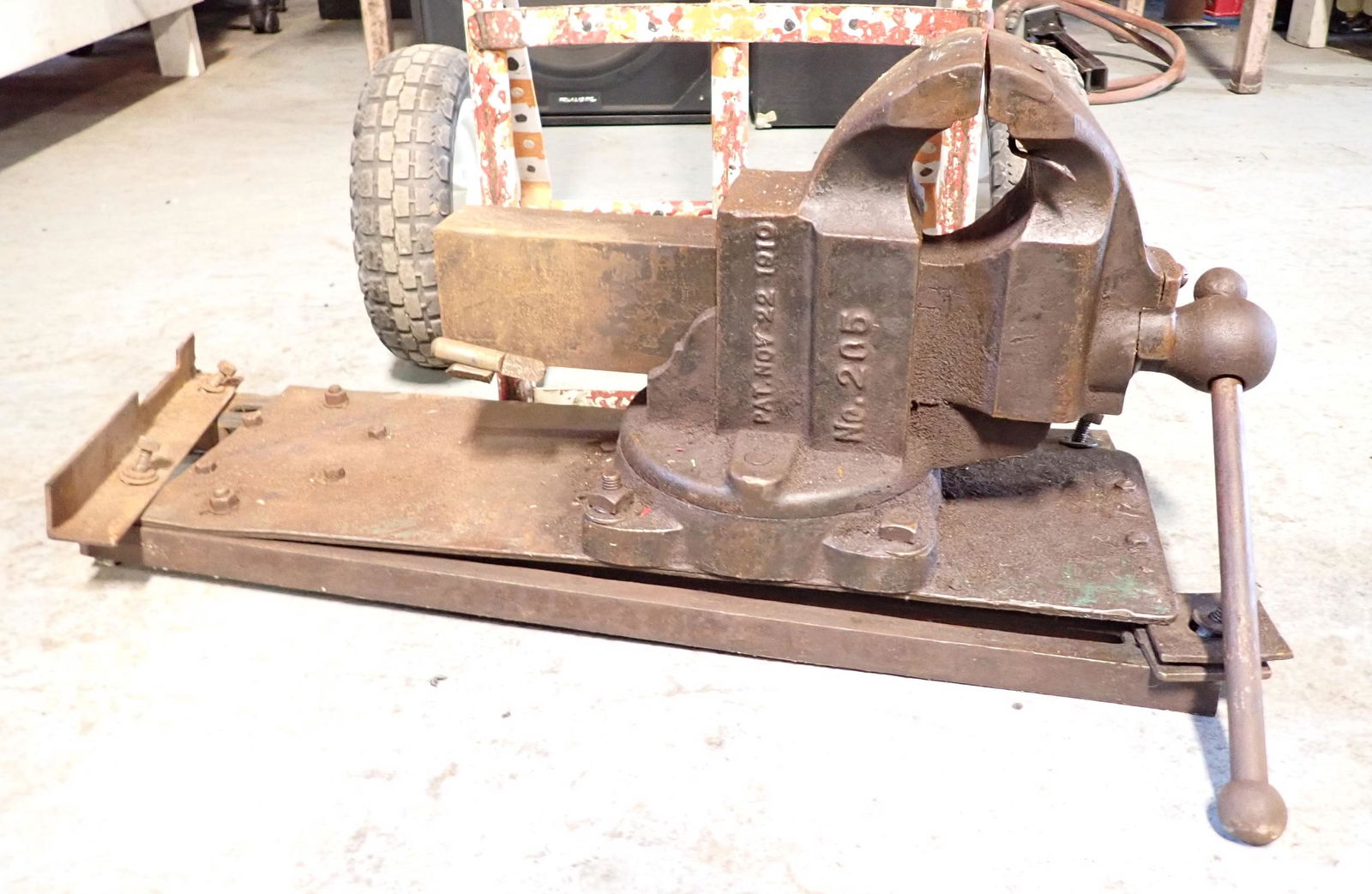 1910 Chas Parker No. 205 Vise with 4 1/2" Jaws (1 of 7)