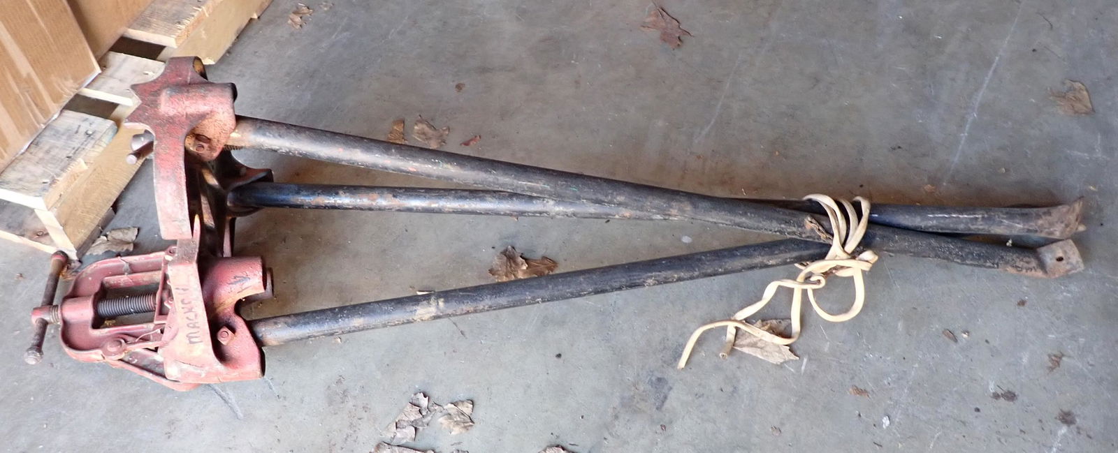Rigid Tristand Pipe Vise (1 of 7)