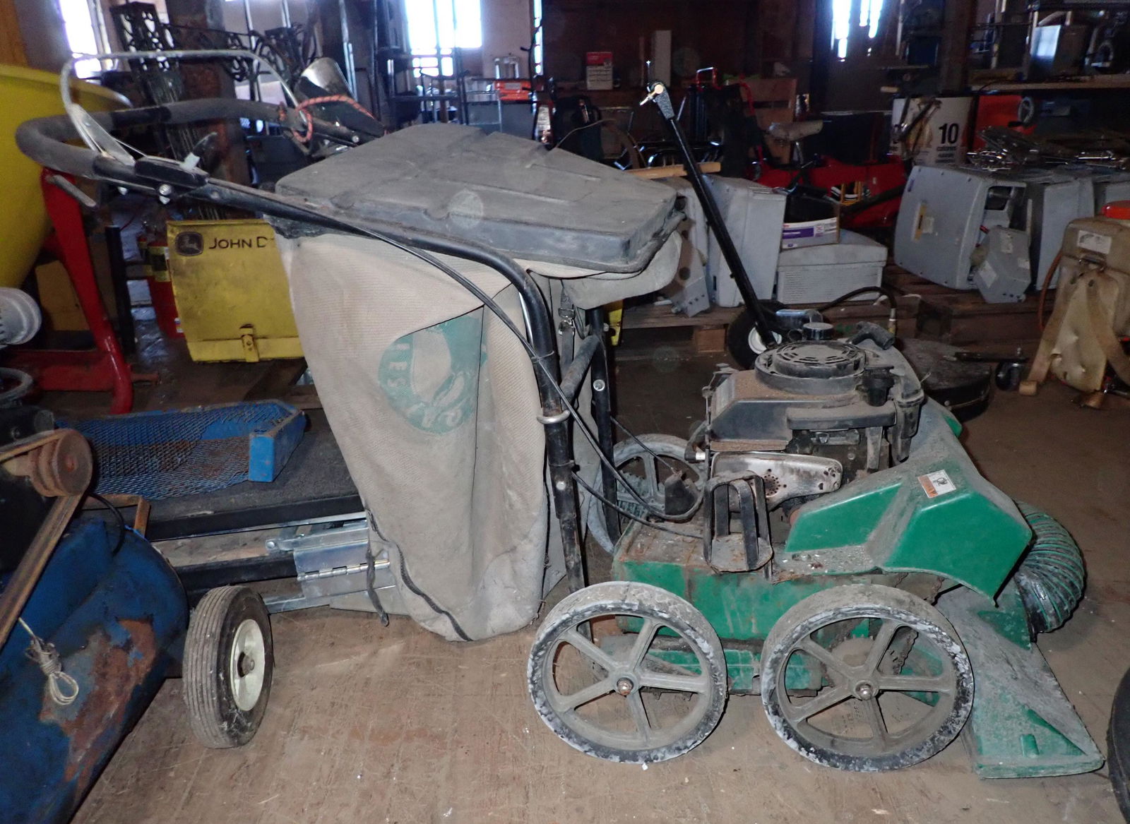 Estate Yard Vac w/ Chipper (1 of 8)