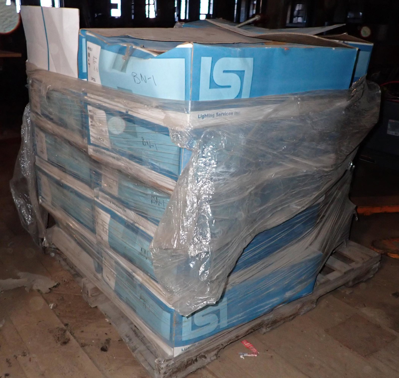 Misc Lighting: Not sure how many are on pallet and can't guarantee they are all the same. Sold as pictured
