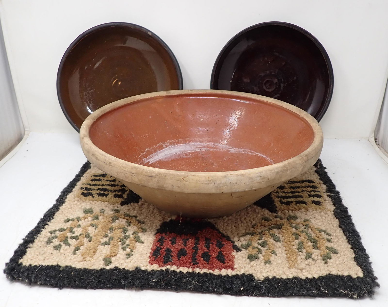 Pottery Bowl Pie Plates & Mat (1 of 3)