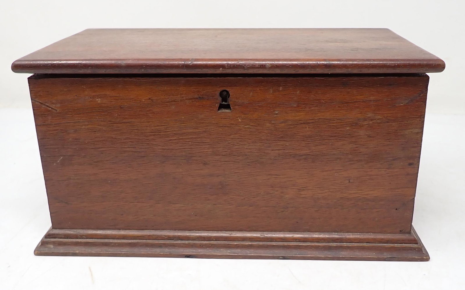 Miniature Blanket Chest: Approx 6 1/2" x 10 3/4" x 5 1/2" tall