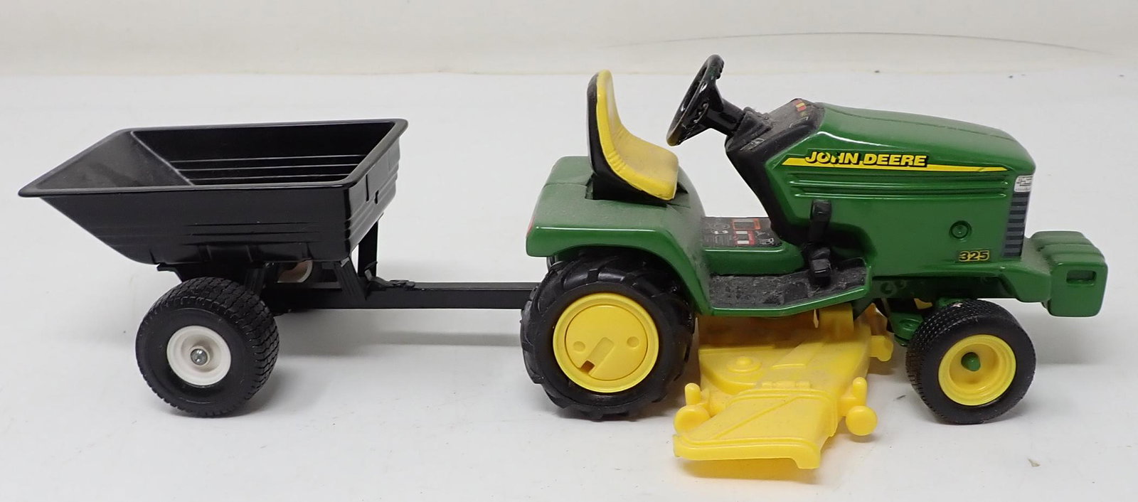 John Deere 325 Diecast Garden Tractor & Trailer (1 of 1)