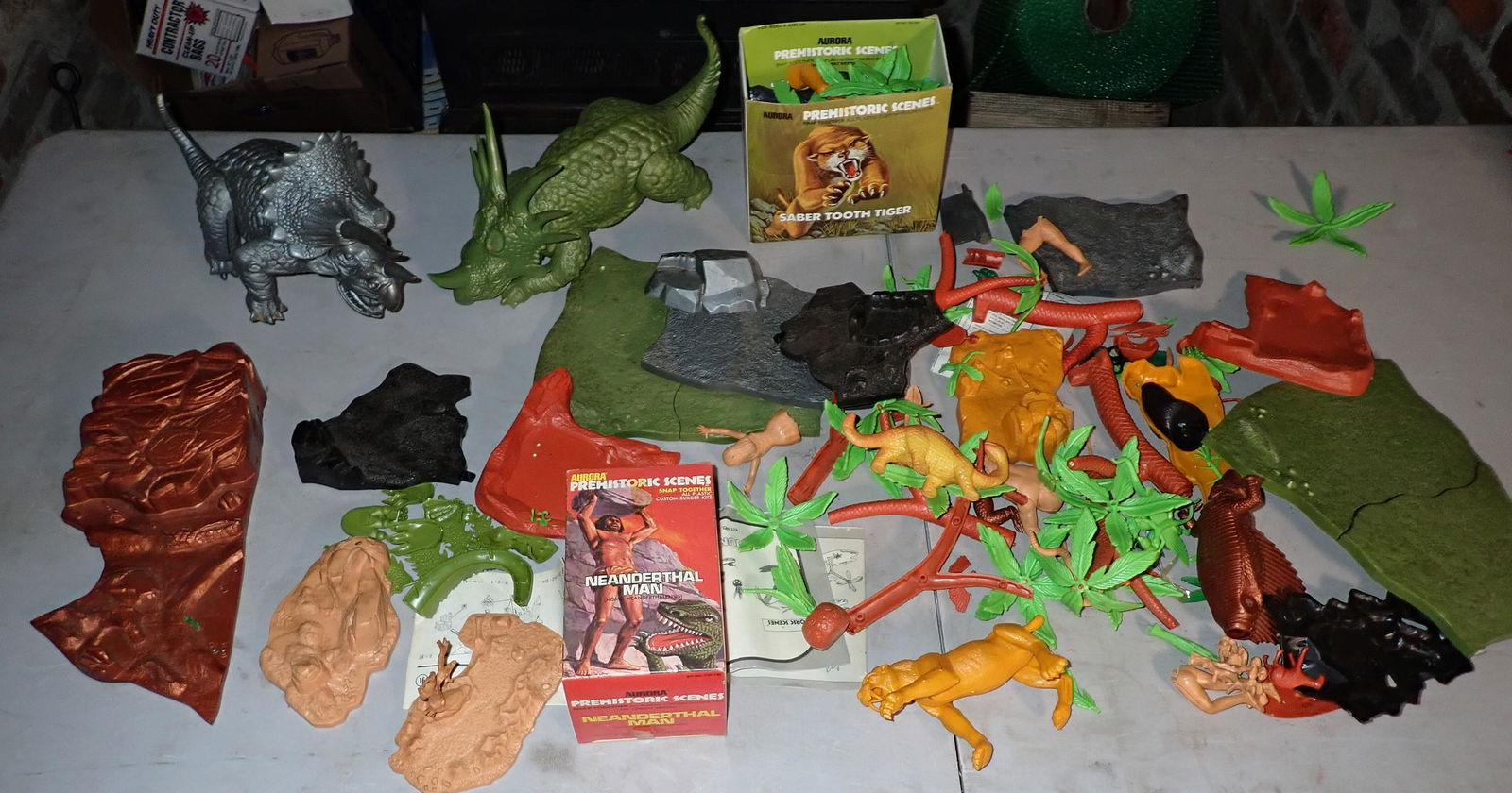 Aurora Prehistoric Dinosaur Building Kit Parts (1 of 7)