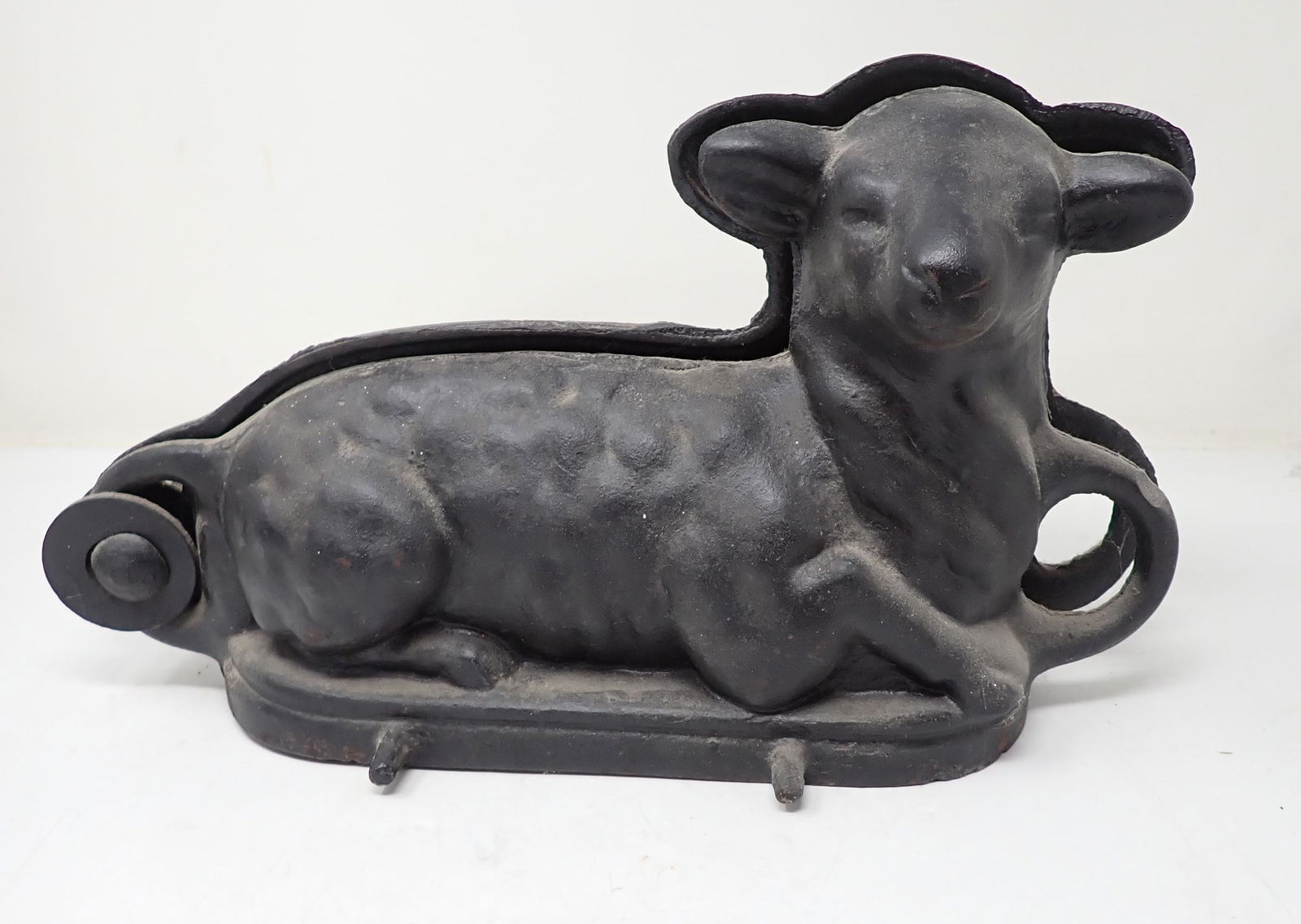 Large Cast Iron Sheep Mold (1 of 3)