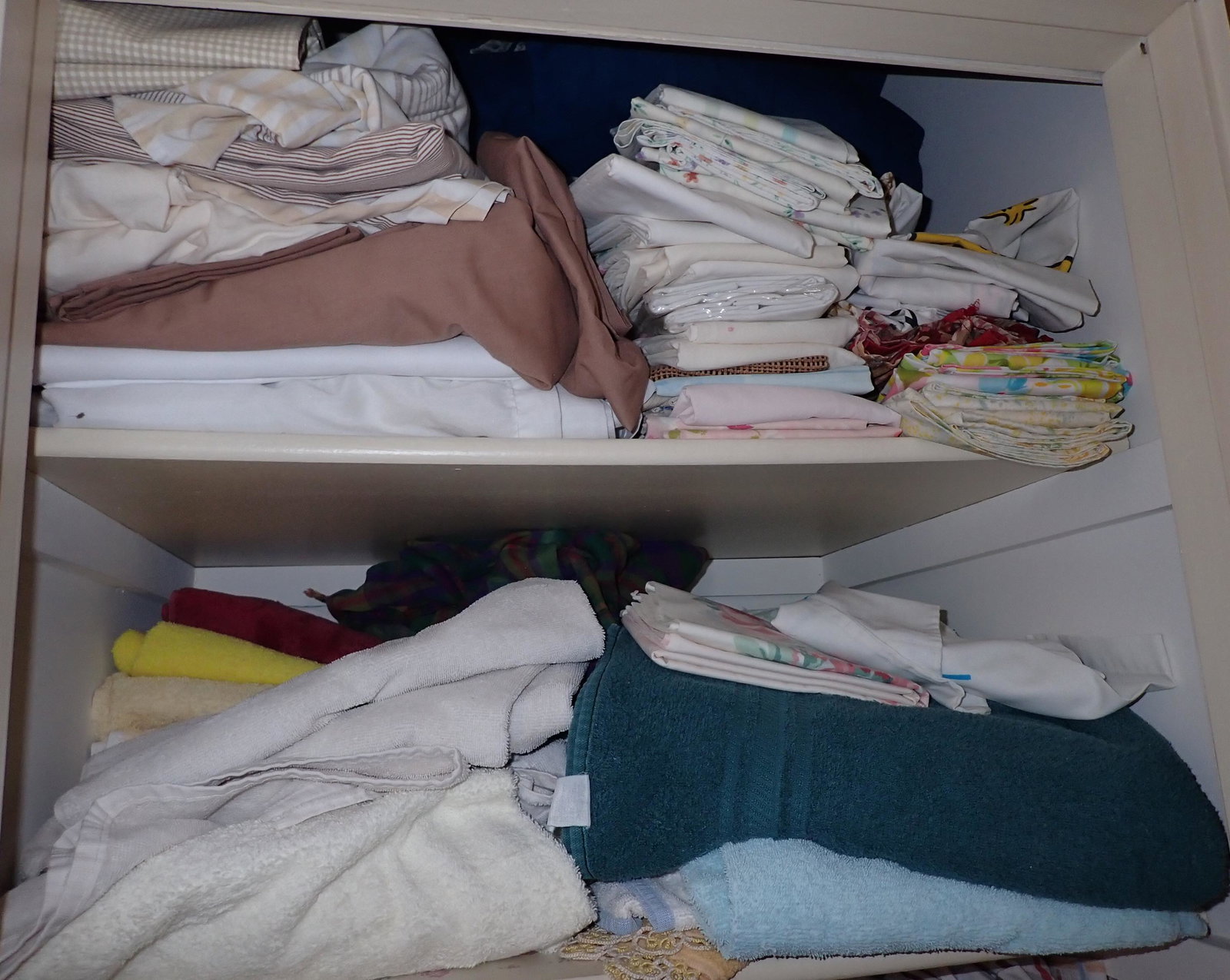 Towels Blankets Comforters Misc Closet Contents (1 of 6)