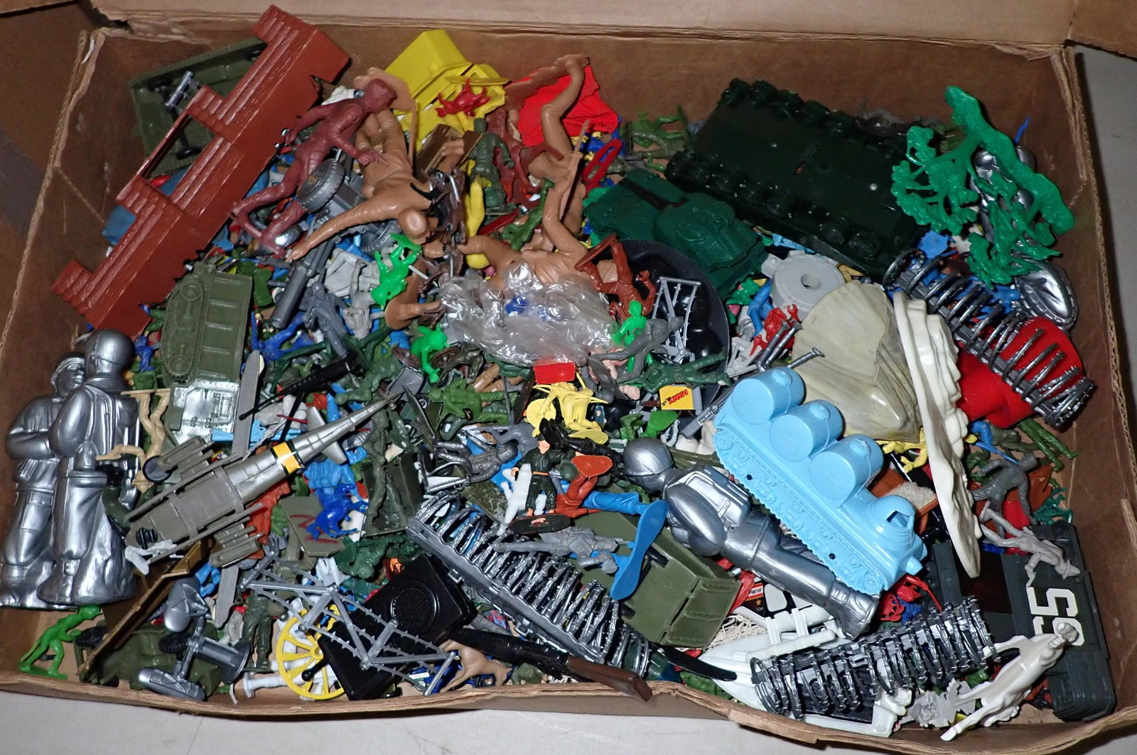 Plastic Toys & Figures in Marx Battleground Box (1 of 5)