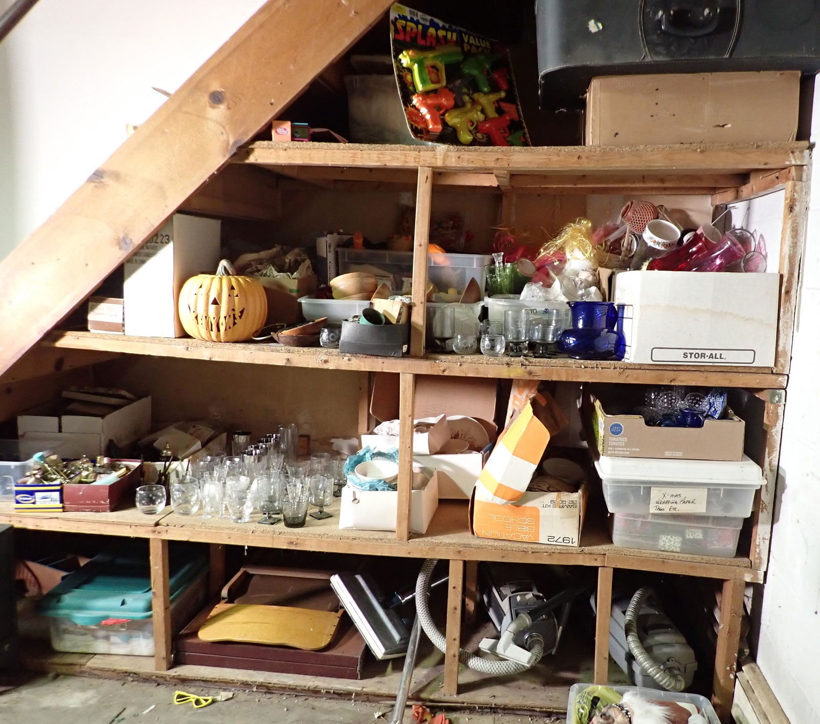 Glassware Dinnerware Electrolux Vacuums (1 of 17)