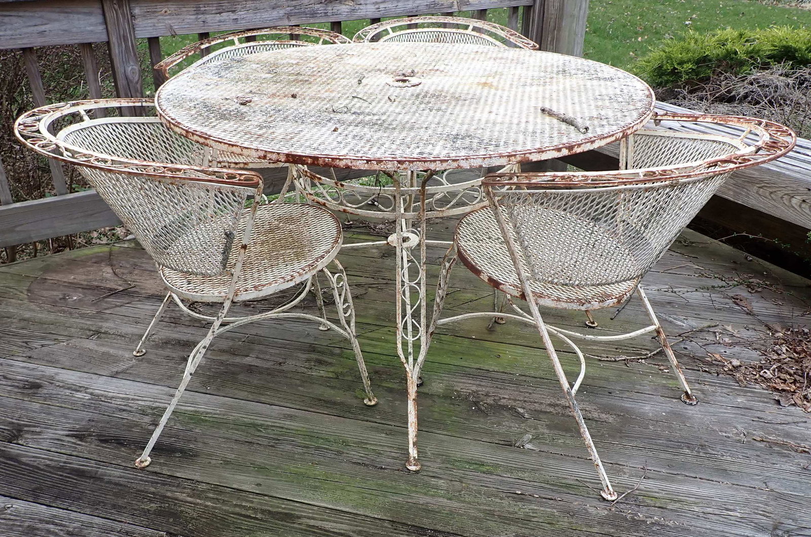 Metal Mesh Patio Table & Chairs (1 of 3)