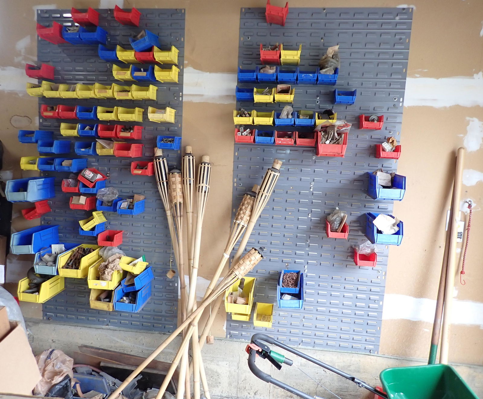 Akro Mils Parts Bins Hardware Manure Fork Spreader & Misc (1 of 13)