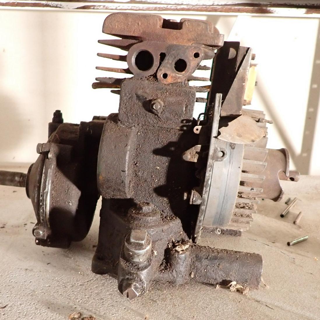 Vintage Small Engine Briggs & Stratton ? (1 of 4)