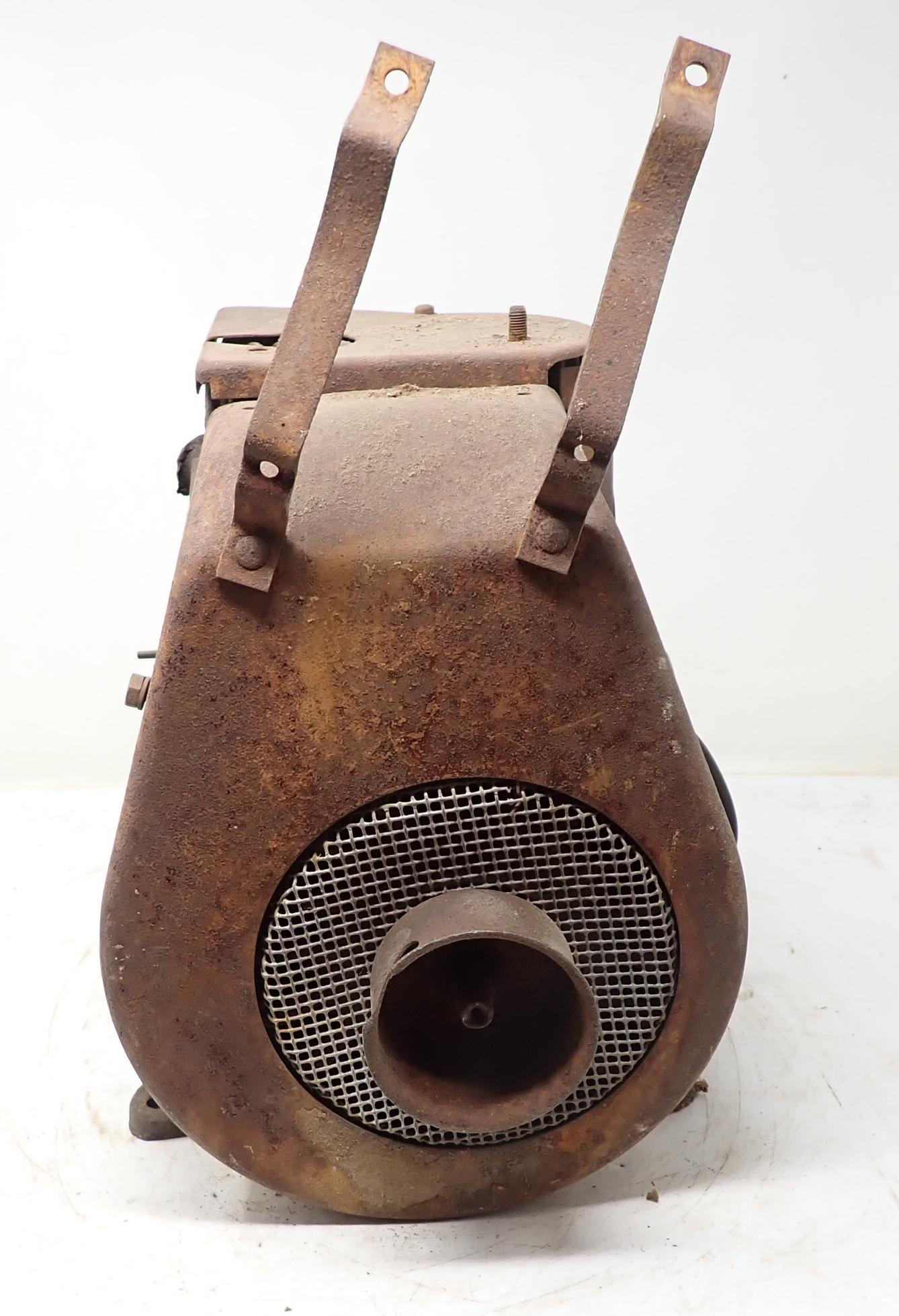 Vintage Briggs & Stratton Engine (1 of 6)