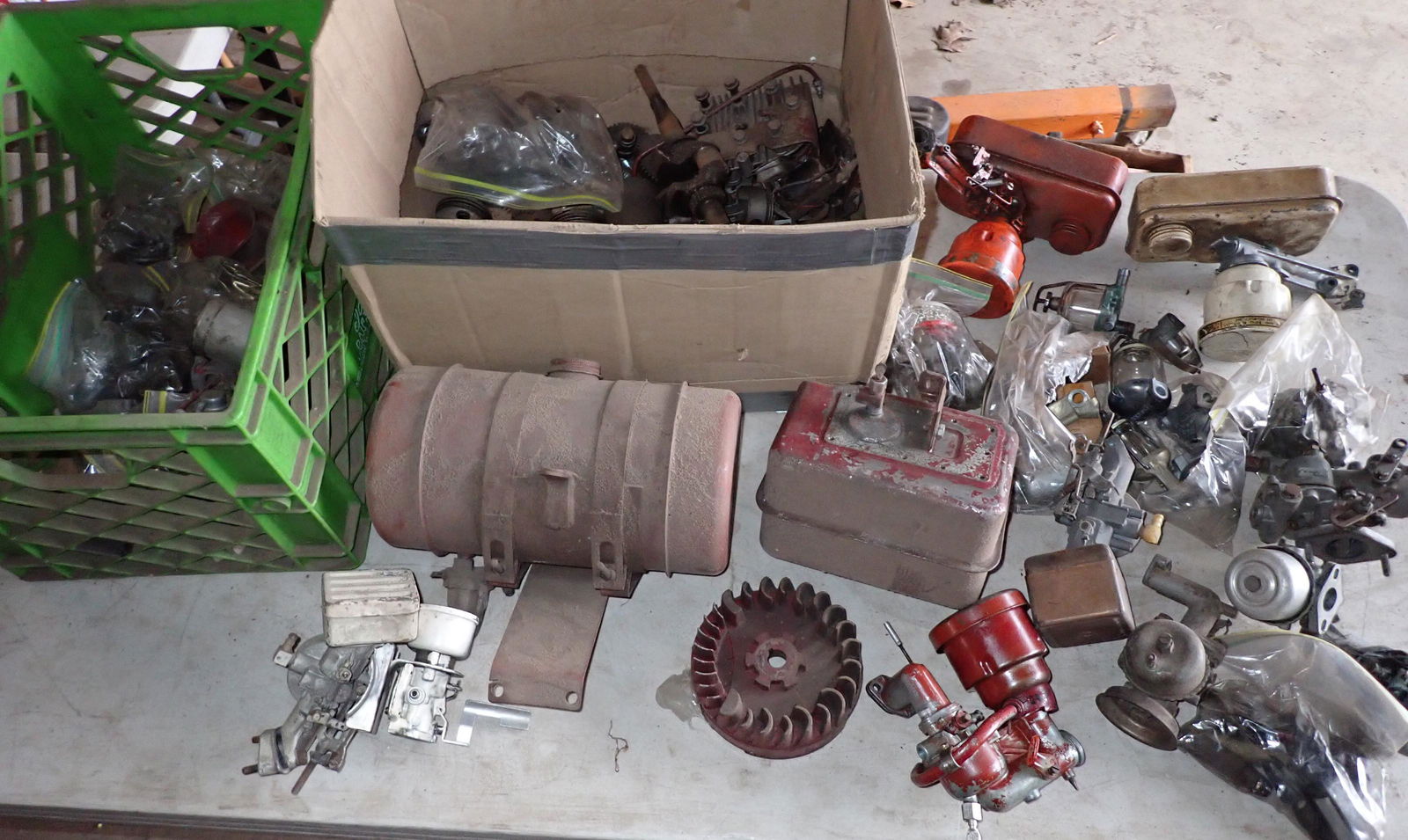 Vintage Small Engine Carburetors & Parts (1 of 6)