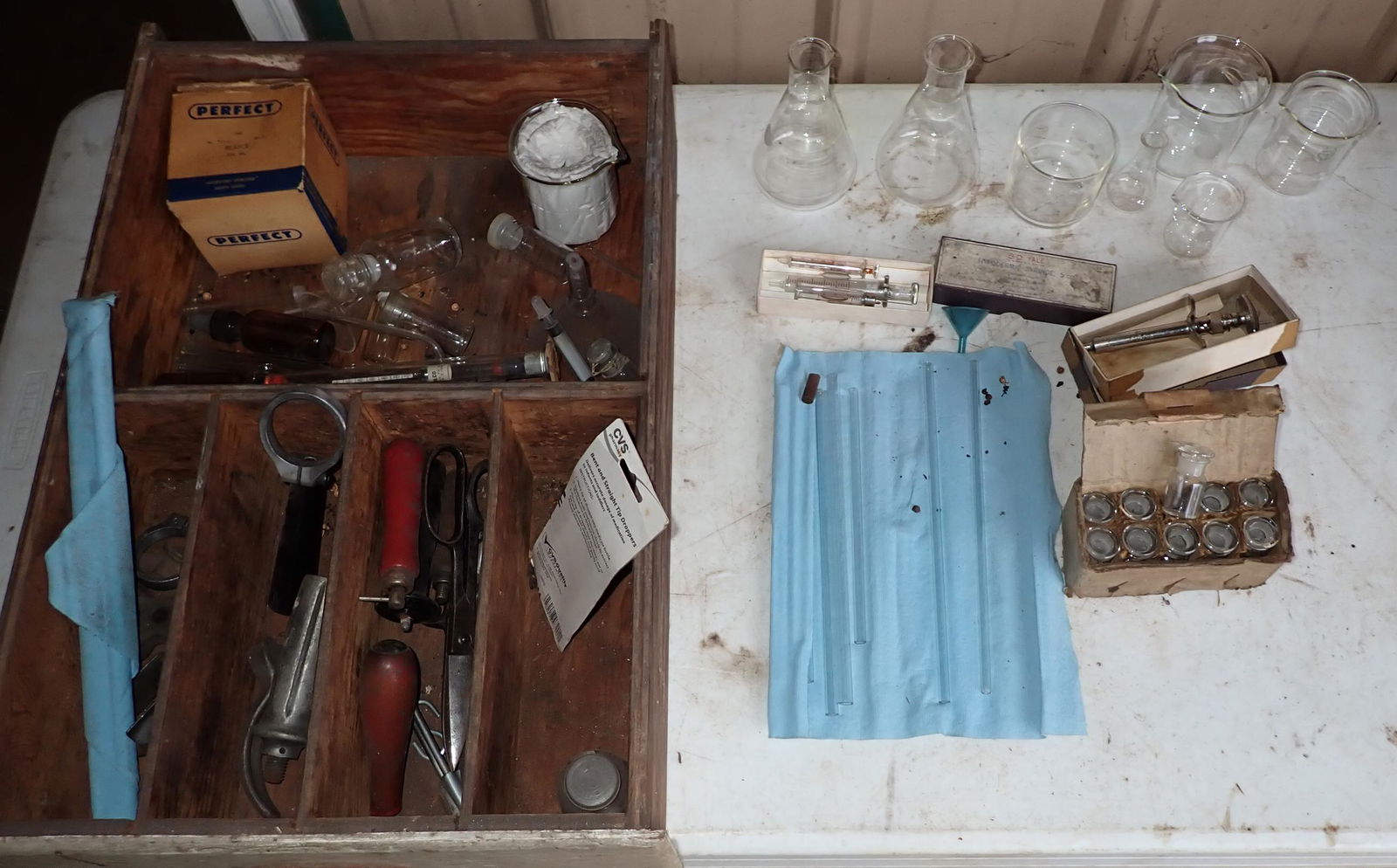 Beakers Syringes Misc Scientific Items (1 of 8)