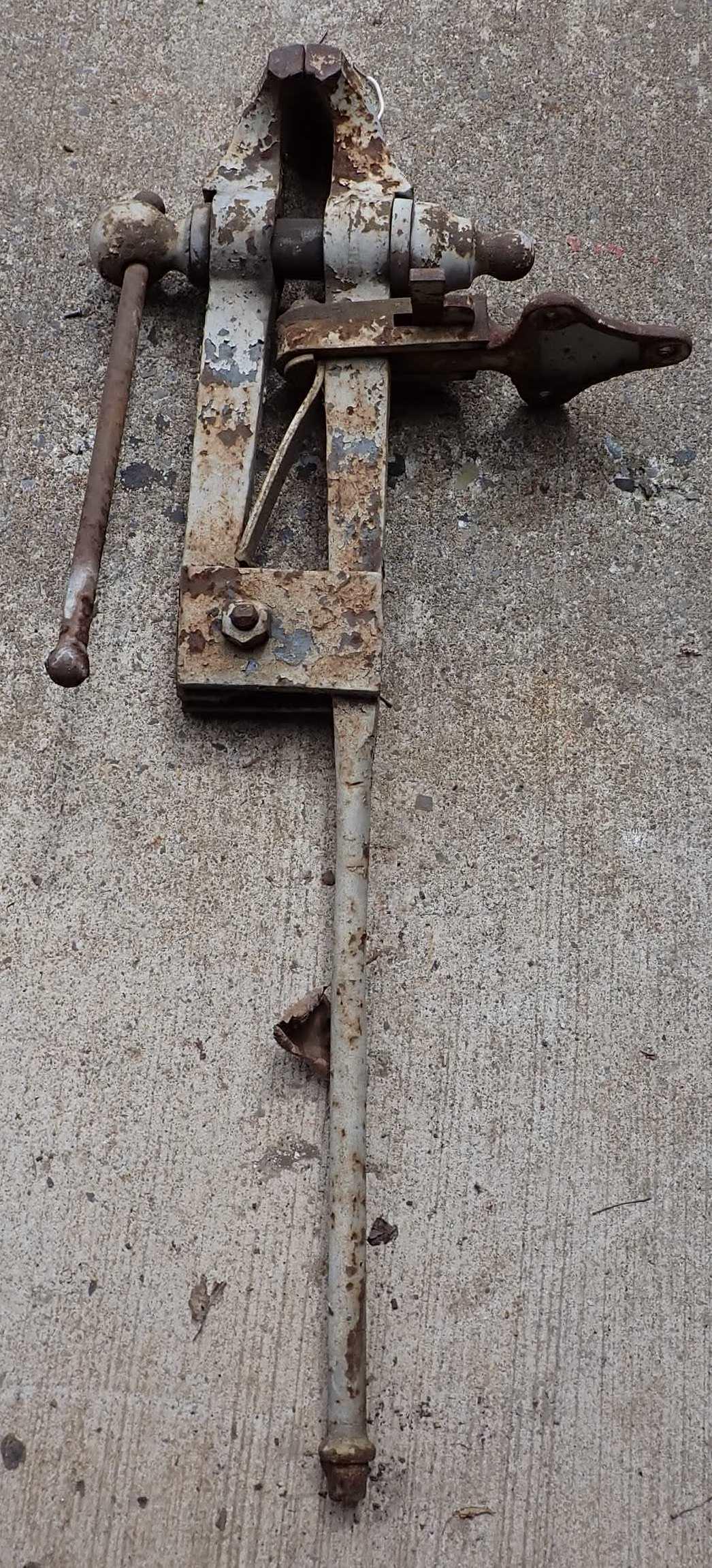 Blacksmith Post Vise (1 of 5)