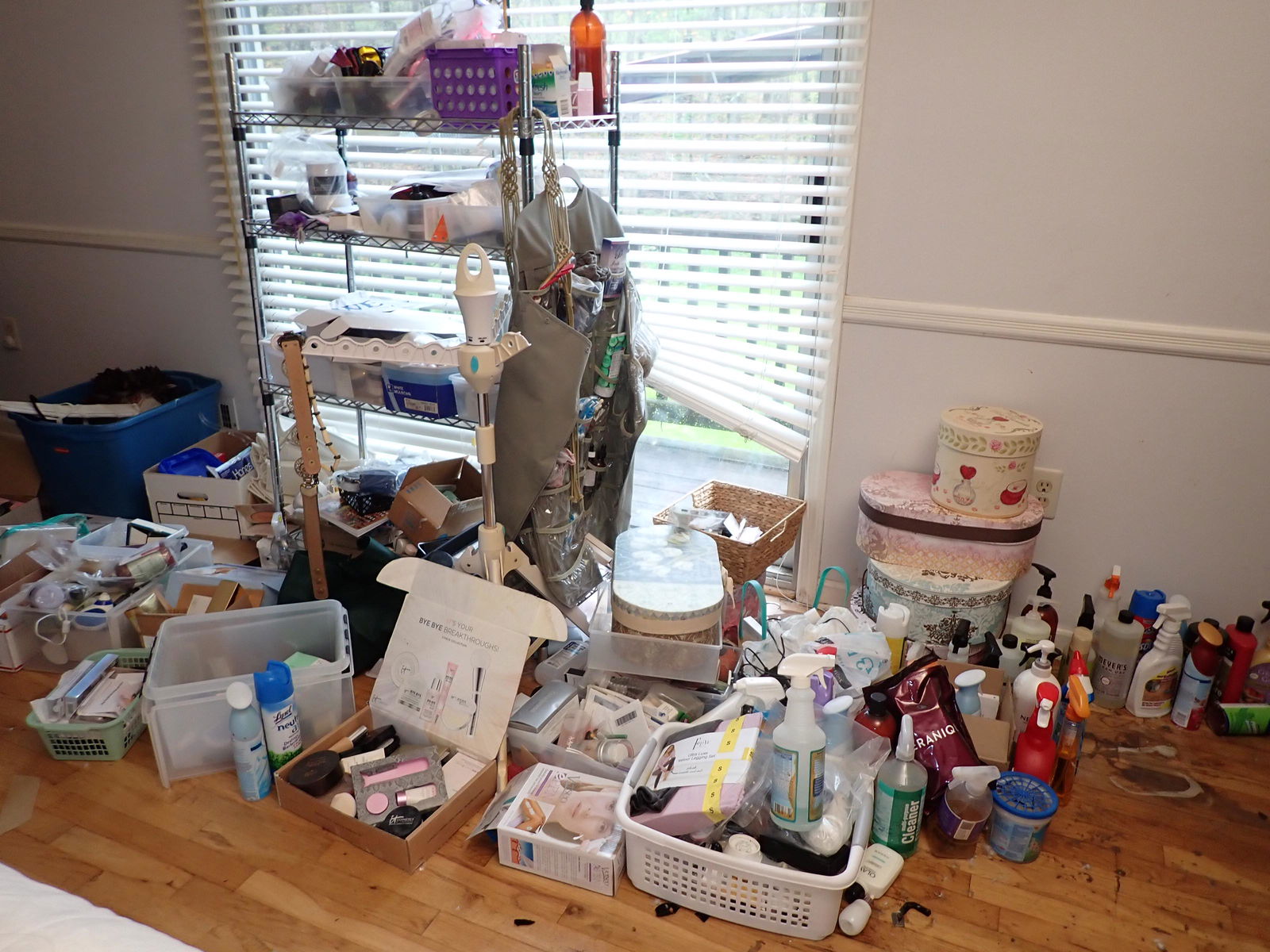 Wire Shelf / Partial Room Contents (1 of 6)