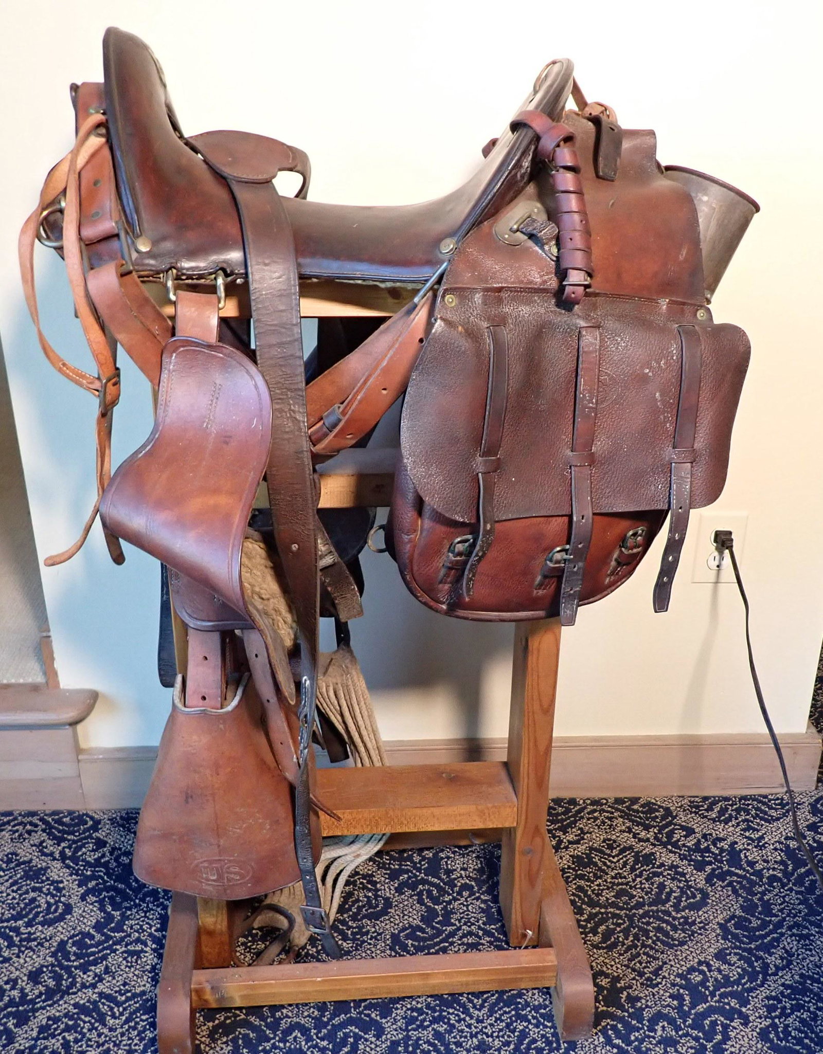 US Civil War Calvary Saddle w/ Bags Gun Holster & Cup: Brass tag marked 12 inch Seat. Does not include saddle stand